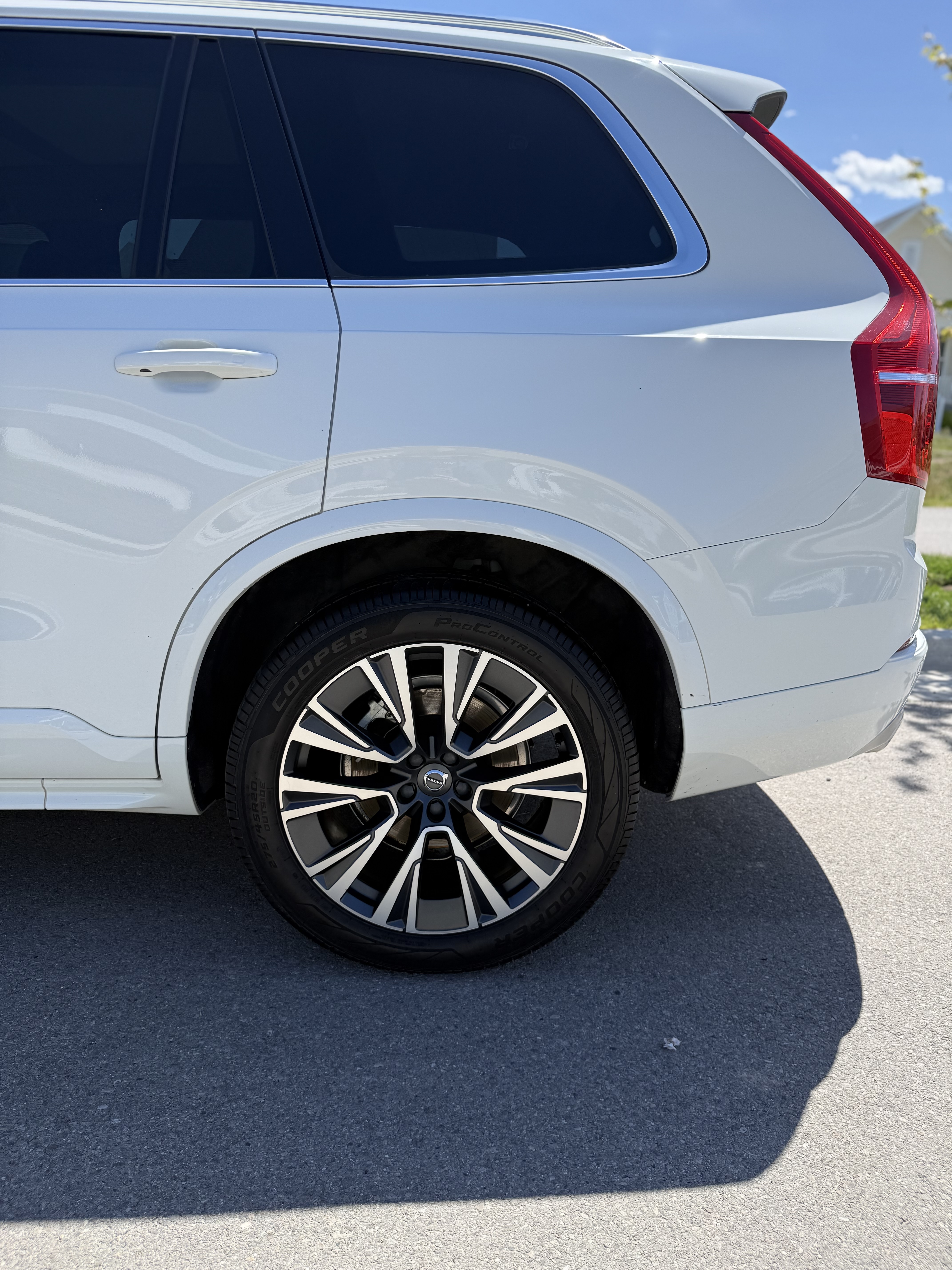 Used 2021 Volvo XC90 T5 Momentum w/ Protection Package AWD/4WD image 8