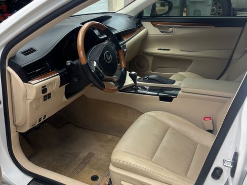 Used 2014 Lexus ES 300h w/ Premium Package w/Bamboo Trim FWD image 9