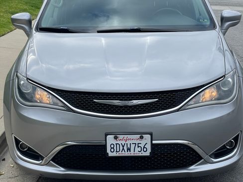 Used 2017 Chrysler Pacifica Touring-L FWD image 2