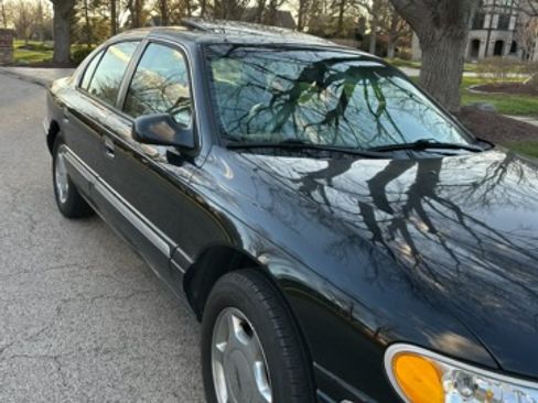 Used 2001 Lincoln Continental image 2