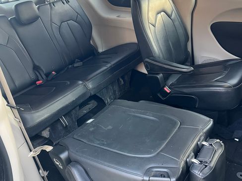Used 2018 Chrysler Pacifica Touring-L FWD image 6
