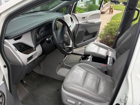 Used 2015 Toyota Sienna XLE w/ XLE Navigation Package AWD/4WD image 10