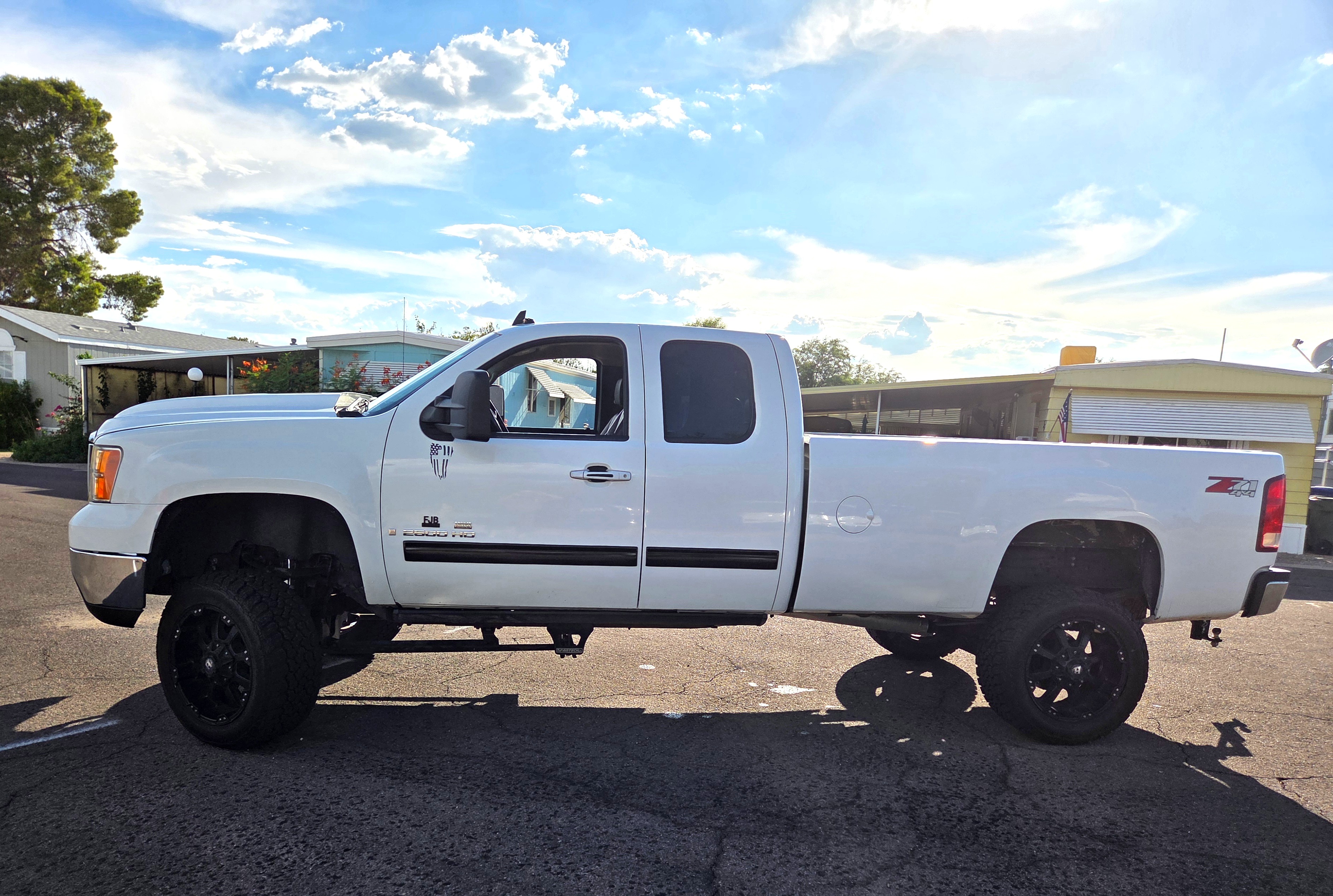 Used 2008 GMC Sierra 2500 SLT w/ Z71 Off-Road Package AWD/4WD image 1