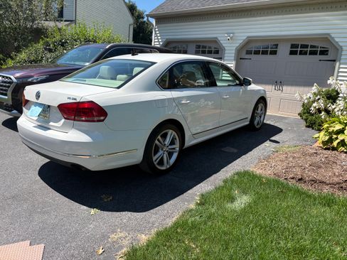 Used 2014 Volkswagen Passat 3.6 SEL Premium FWD image 9