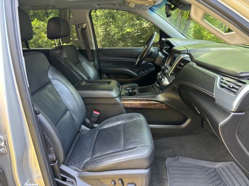 Used 2017 Chevrolet Suburban LT w/ Luxury Package RWD image 17