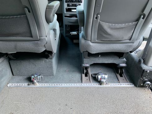 Used 2010 Chrysler Town & Country Touring image 9