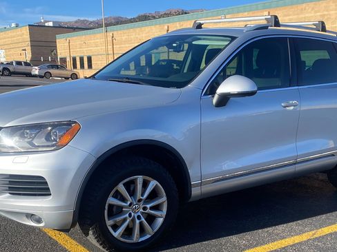 Used 2014 Volkswagen Touareg Sport image 1