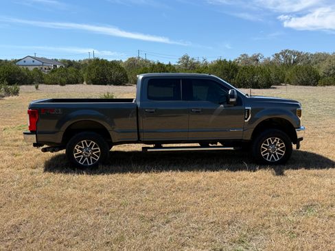 Used 2018 Ford F250 Lariat w/ Lariat Value Package image 2