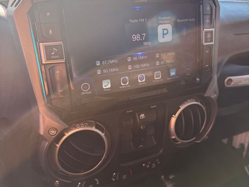 Used 2018 Jeep Wrangler Unlimited Sahara image 18