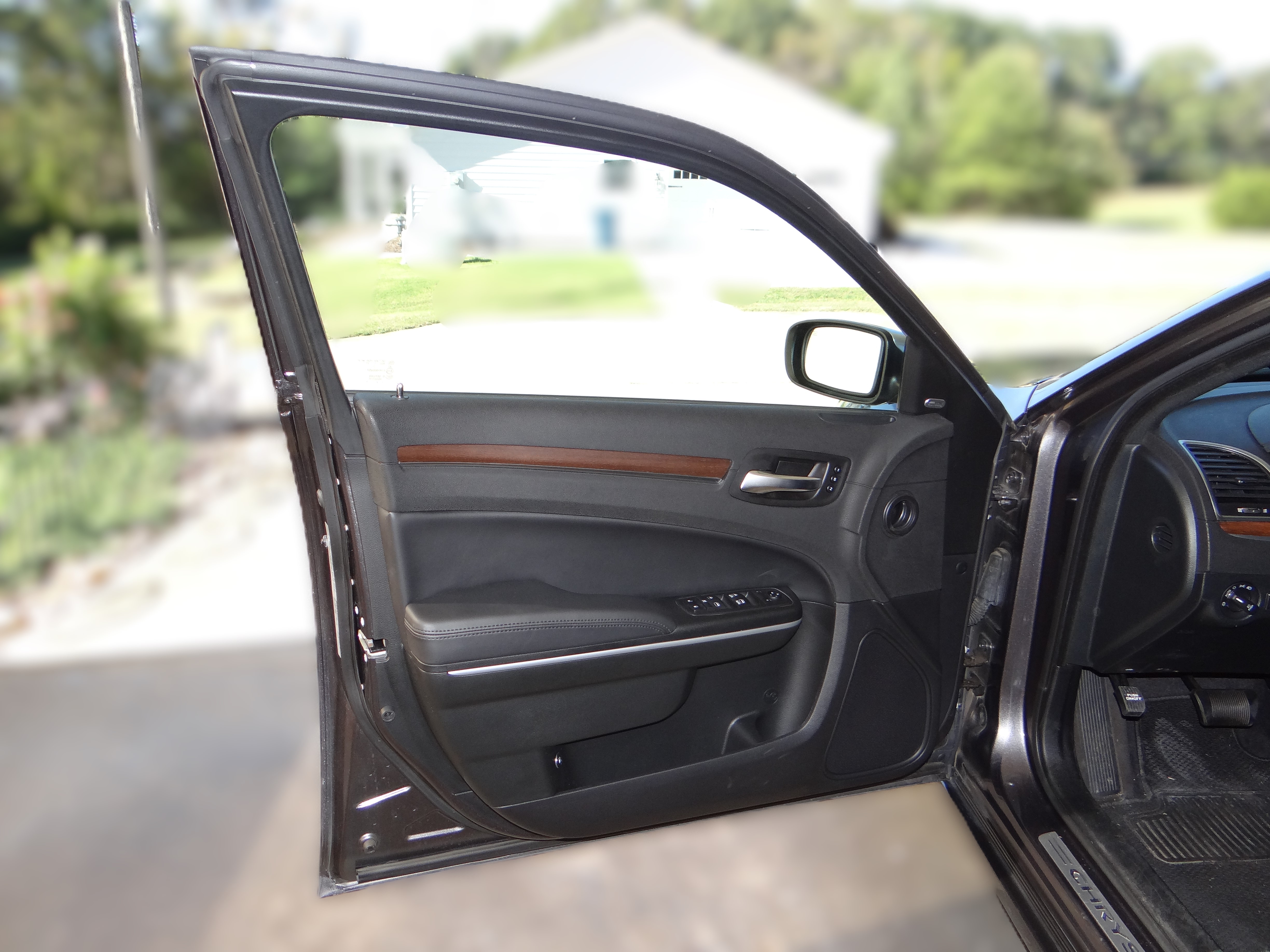 Used 2018 Chrysler 300 C RWD image 8