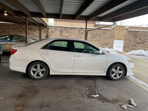Used 2014 Toyota Camry SE w/ Moonroof Package FWD image 12