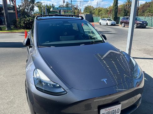 Used 2023 Tesla Model Y Long Range AWD/4WD image 1