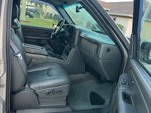 Used 2006 Chevrolet Silverado 2500 LT w/ Heavy-Duty Power Package AWD/4WD image 6