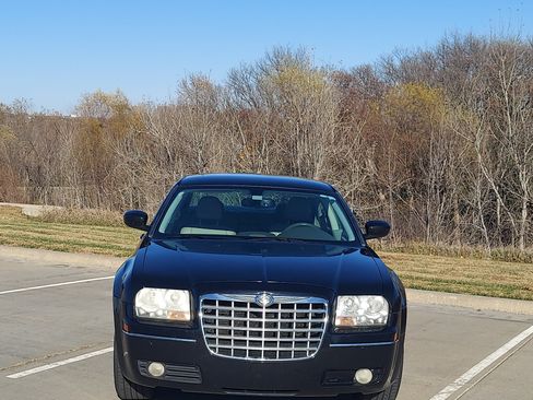 Used 2009 Chrysler 300 Touring RWD image 4