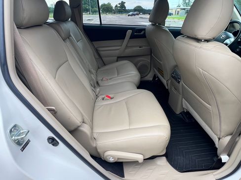 Used 2012 Toyota Highlander FWD w/ Tech Pkg image 24