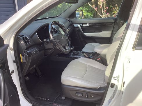 Used 2014 Kia Sorento SX image 8