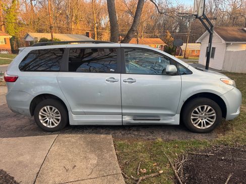 Used 2016 Toyota Sienna XLE image 11