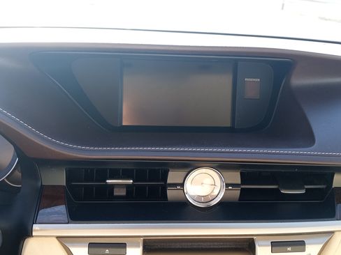 Used 2018 Lexus ES 350 w/ Luxury Package w/Wood Trim image 18