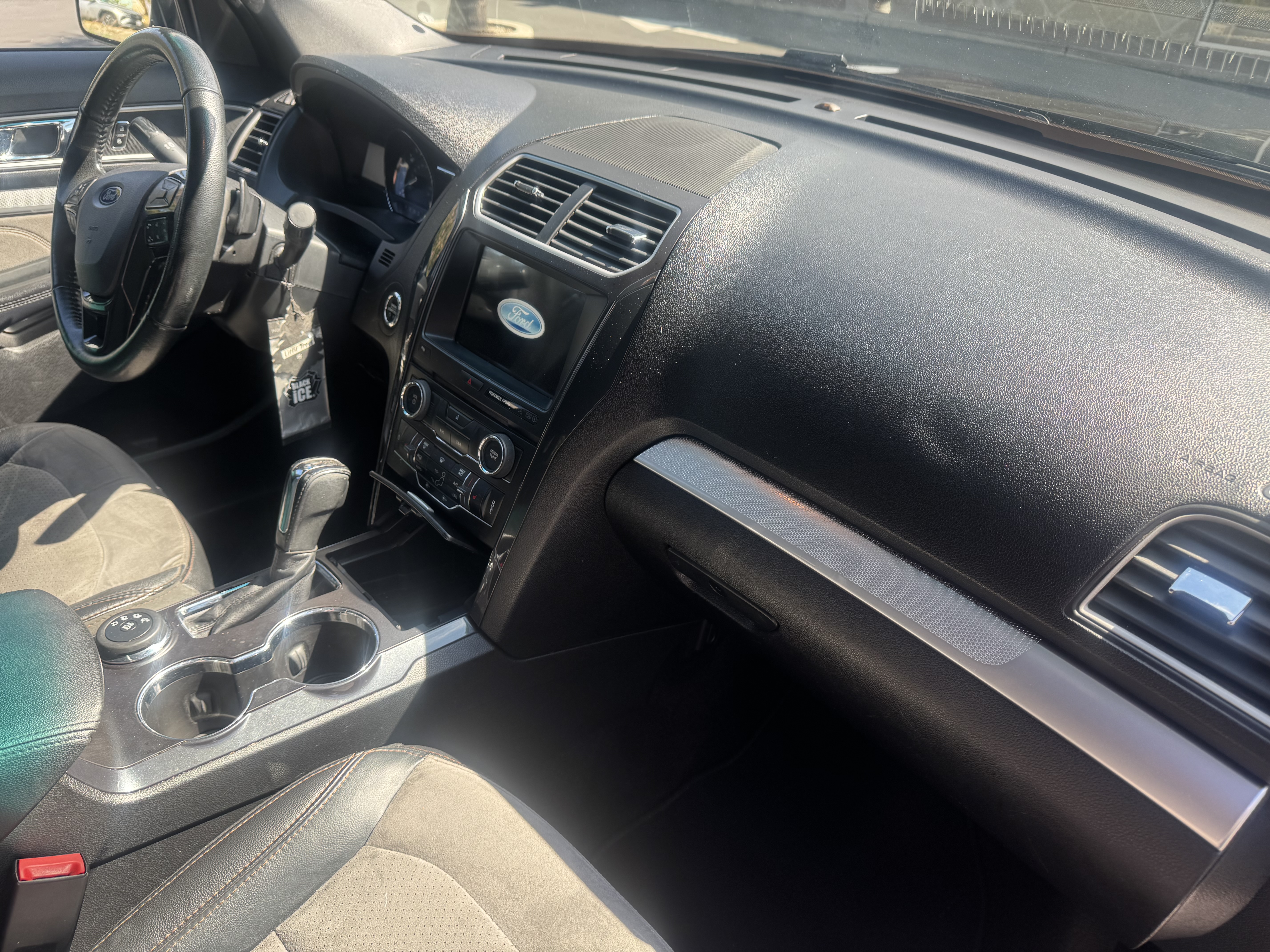 Used 2017 Ford Explorer XLT w/ Equipment Group 202A AWD/4WD image 9