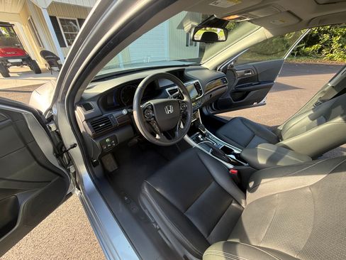 Used 2017 Honda Accord Touring image 10
