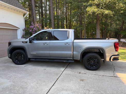 Used 2024 GMC Sierra 1500 Elevation AWD/4WD image 2