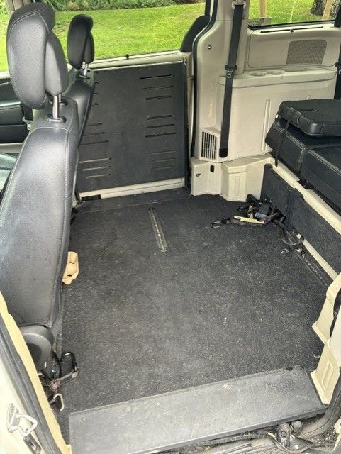 Used 2012 Chrysler Town & Country Touring-L w/ Trailer Tow Group FWD image 2