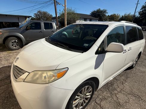 Used 2011 Toyota Sienna XLE image 1