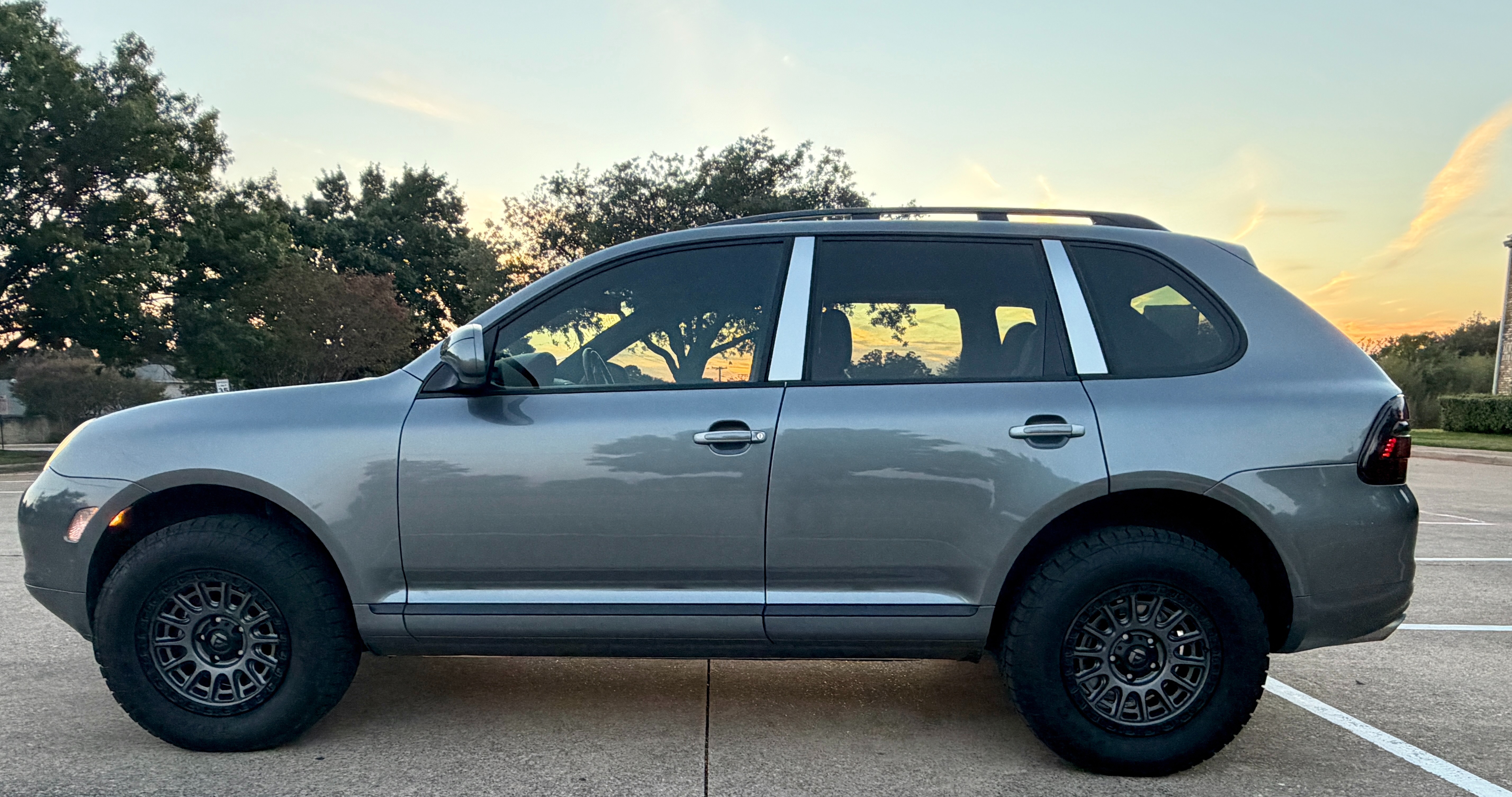 Used 2005 Porsche Cayenne Turbo AWD/4WD image 1