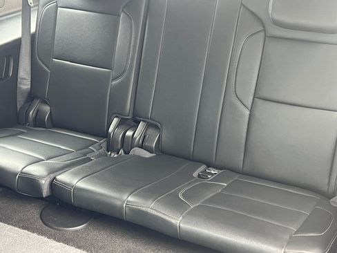 Used 2018 Chevrolet Suburban LT RWD image 8