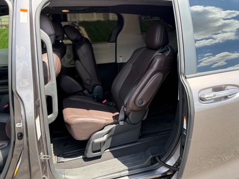 Used 2021 Toyota Sienna Platinum AWD/4WD image 6
