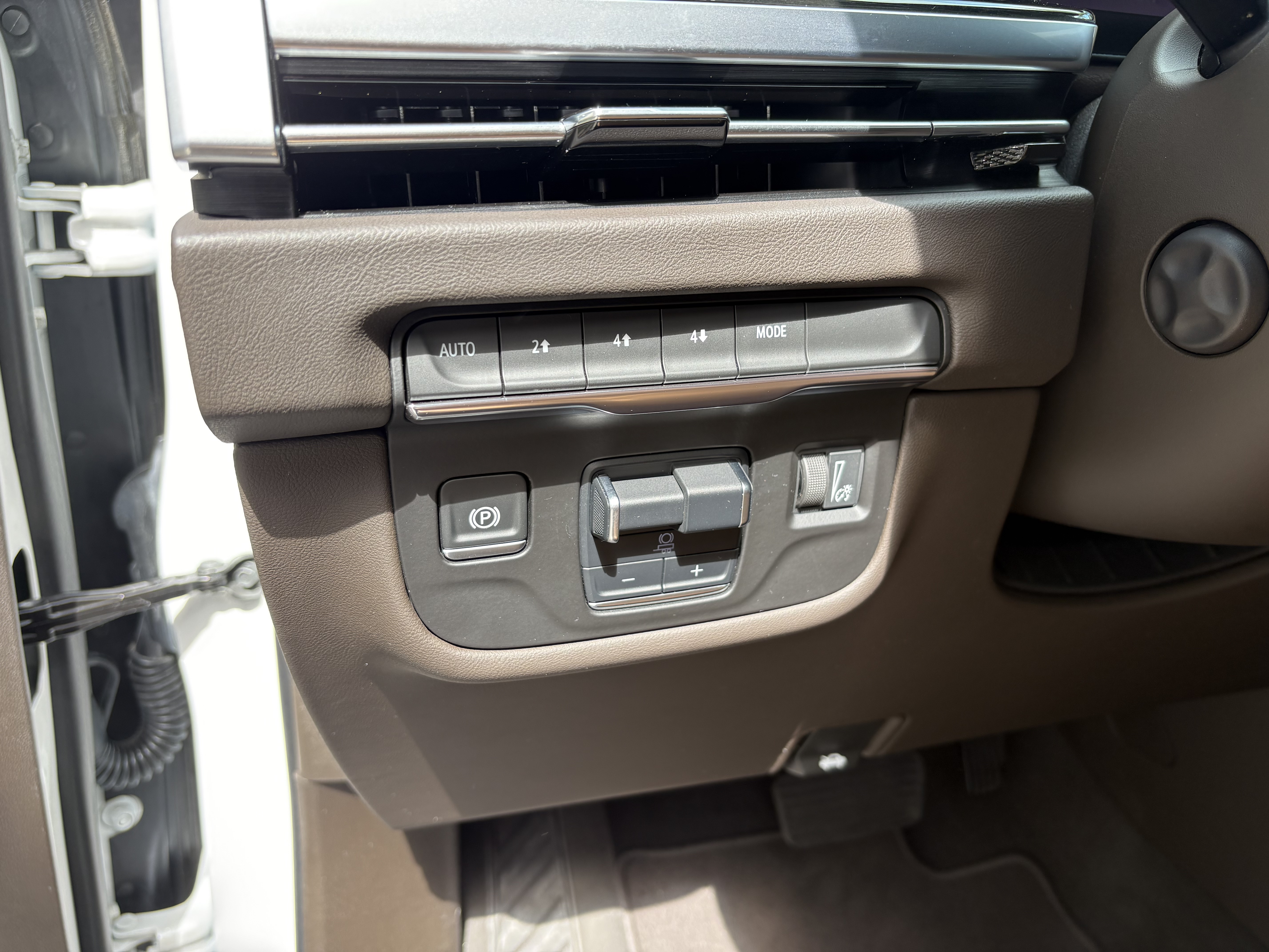 Used 2025 Cadillac Escalade ESV Premium Luxury AWD/4WD image 16