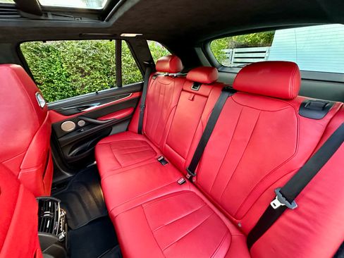 Used 2016 BMW X5 M image 9