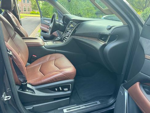 Used 2016 Cadillac Escalade ESV Luxury AWD/4WD image 27