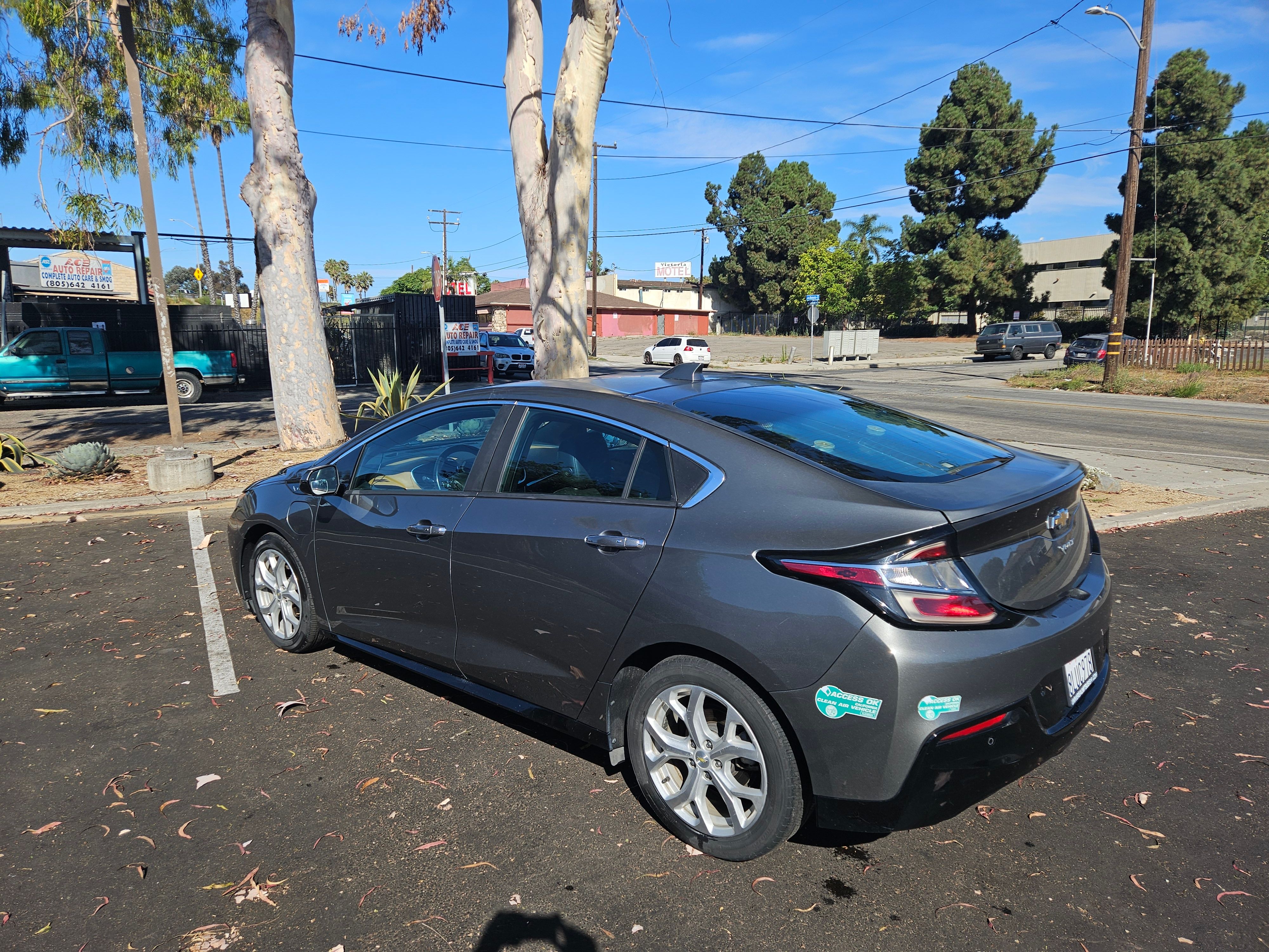 Used 2017 Chevrolet Volt Premier w/ Driver Confidence II Package FWD image 11