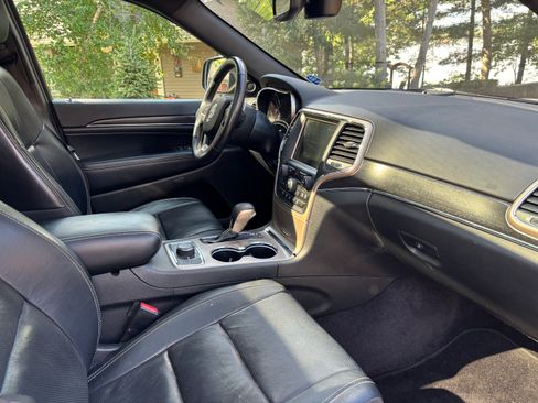 Used 2017 Jeep Grand Cherokee Limited w/ Luxury Group II image 10