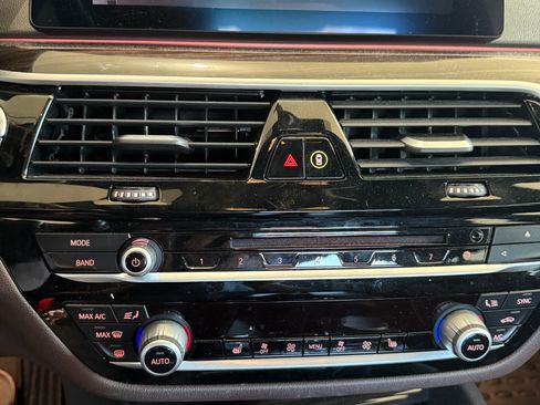 Used 2019 BMW 530i xDrive w/ Premium Package image 13