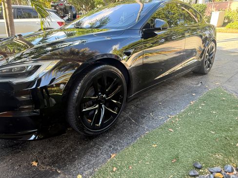 Used 2021 Tesla Model S Plaid image 1