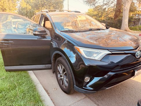 Used 2017 Toyota RAV4 XLE image 8