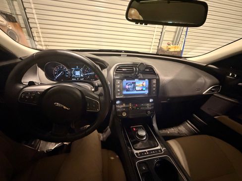 Used 2017 Jaguar XE Premium image 13