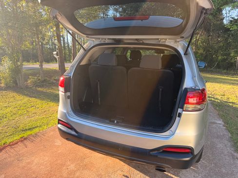 Used 2017 Kia Sorento LX image 9