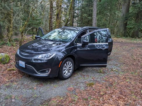 Used 2020 Chrysler Pacifica Touring-L image 1