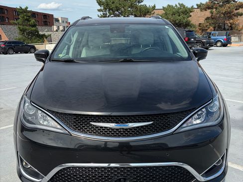 Used 2017 Chrysler Pacifica Touring-L Plus w/ Advanced Safetytec Group FWD image 4