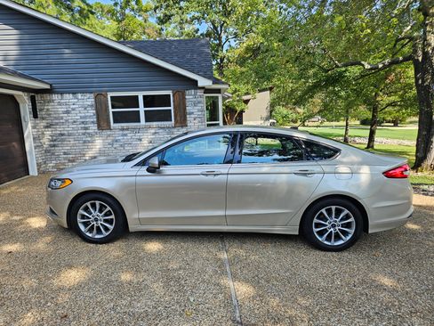 Used 2017 Ford Fusion SE image 1