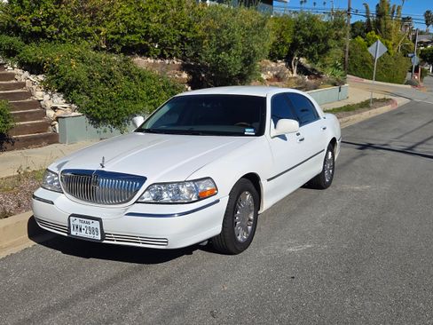 Used 2008 Lincoln Town Car Signature Limited image 10