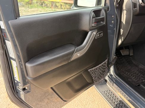 Used 2017 Jeep Wrangler Sport AWD/4WD image 9