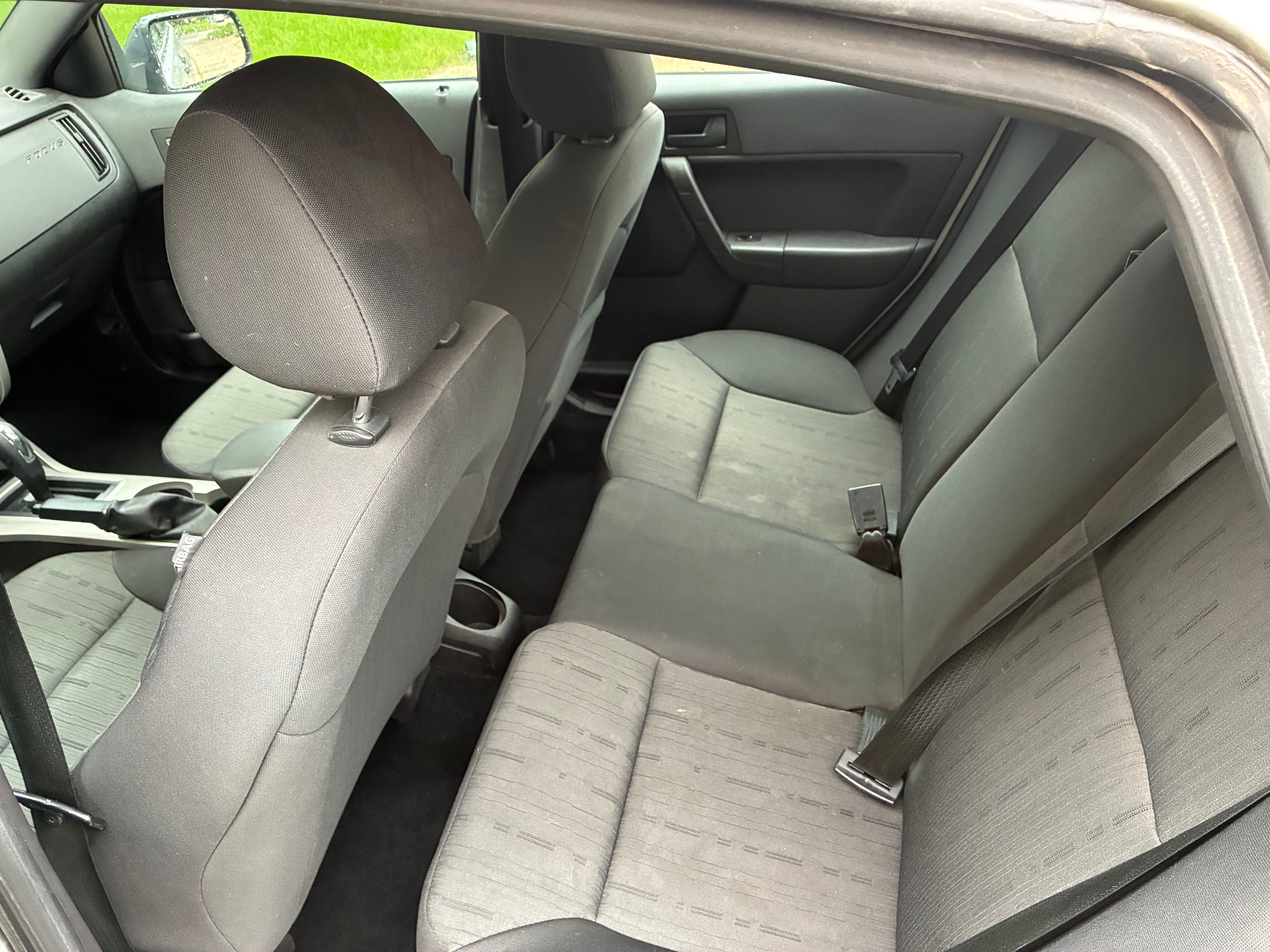 Used 2010 Ford Focus SE FWD image 8