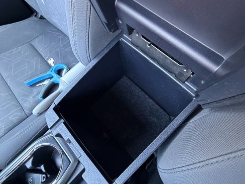 Used 2017 Toyota Tacoma TRD Sport w/ Tow Package (A/T) image 25