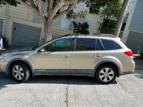 Used 2010 Subaru Outback 2.5i Limited AWD/4WD image 4