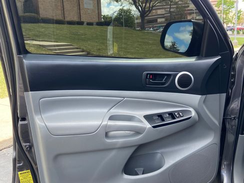 Used 2015 Toyota Tacoma PreRunner w/ SR5 Package image 16