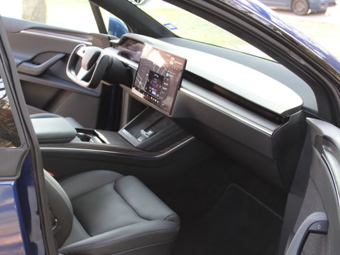 Used 2022 Tesla Model X image 18